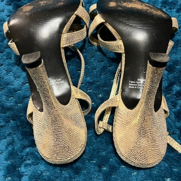 Kelly & Katie gold pump size 8 nice for formal event 3 1/2 inch heel! Nice - Picture 9 of 13